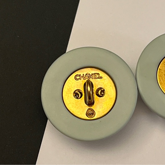 đź’”SOLD AUTHENTIC!! Lot Of 2 Chanel Vintage CC Buttons Pale Blue Gold 1990s R1 - Picture 5 of 8